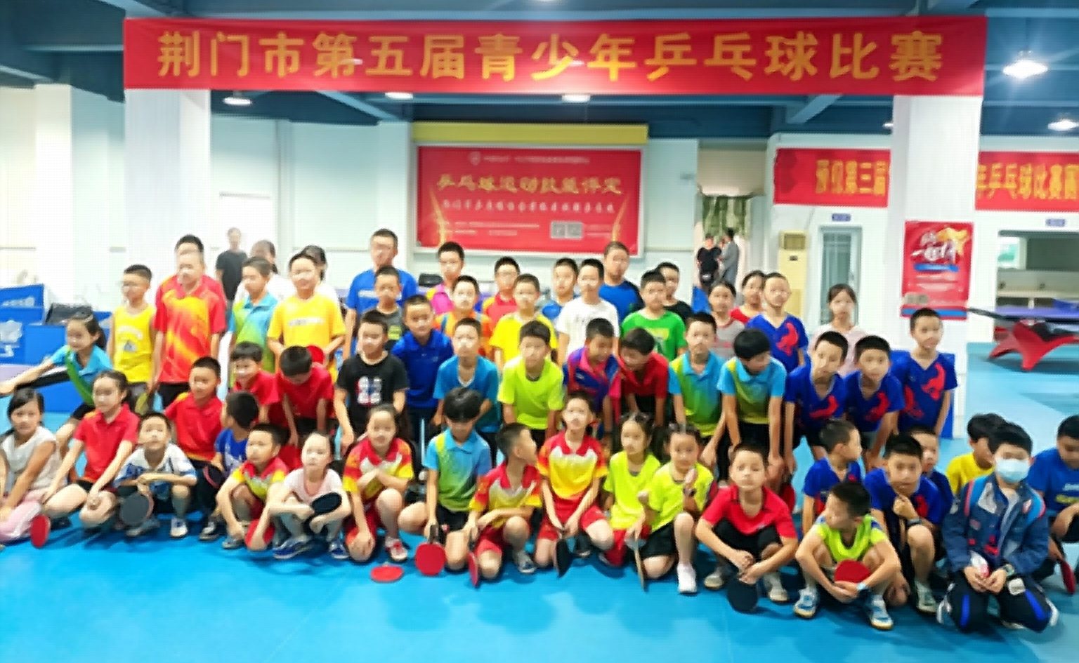 荆门市第五届青少年乒乓球比赛全体合影